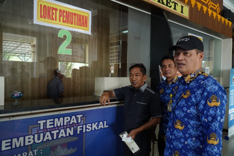 Novriwan Tinjau Program Pemutihan Kendaraan Bermotor di Samsat Tubaba