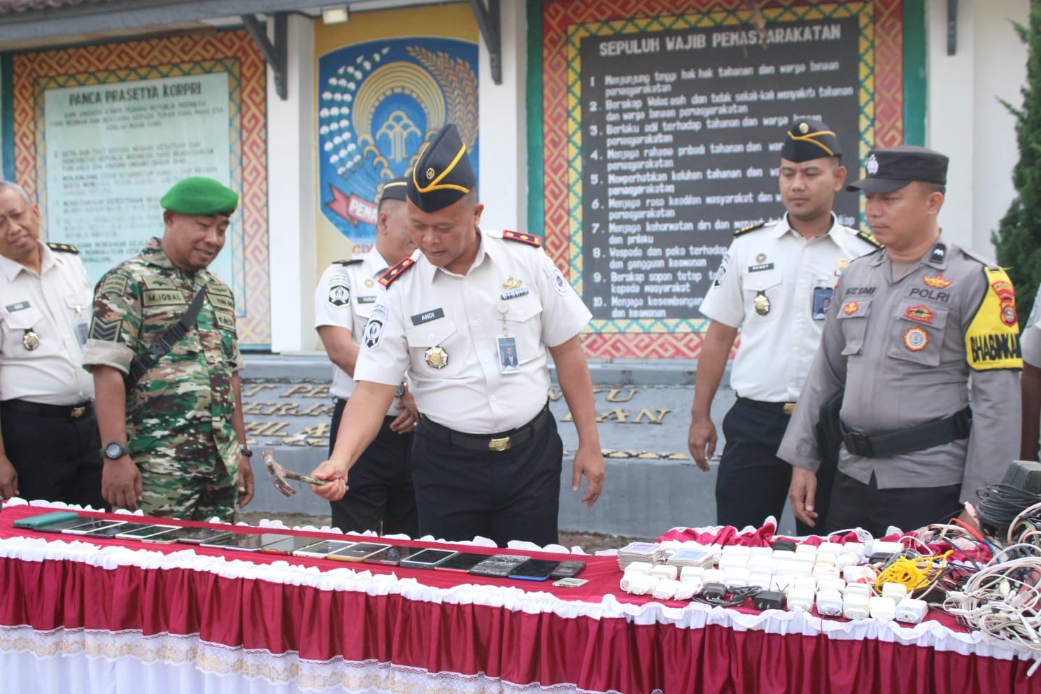 Bersama TNI Polri, Lapas Kotaagung Musnahkan Barang Sitaan Hasil Razia