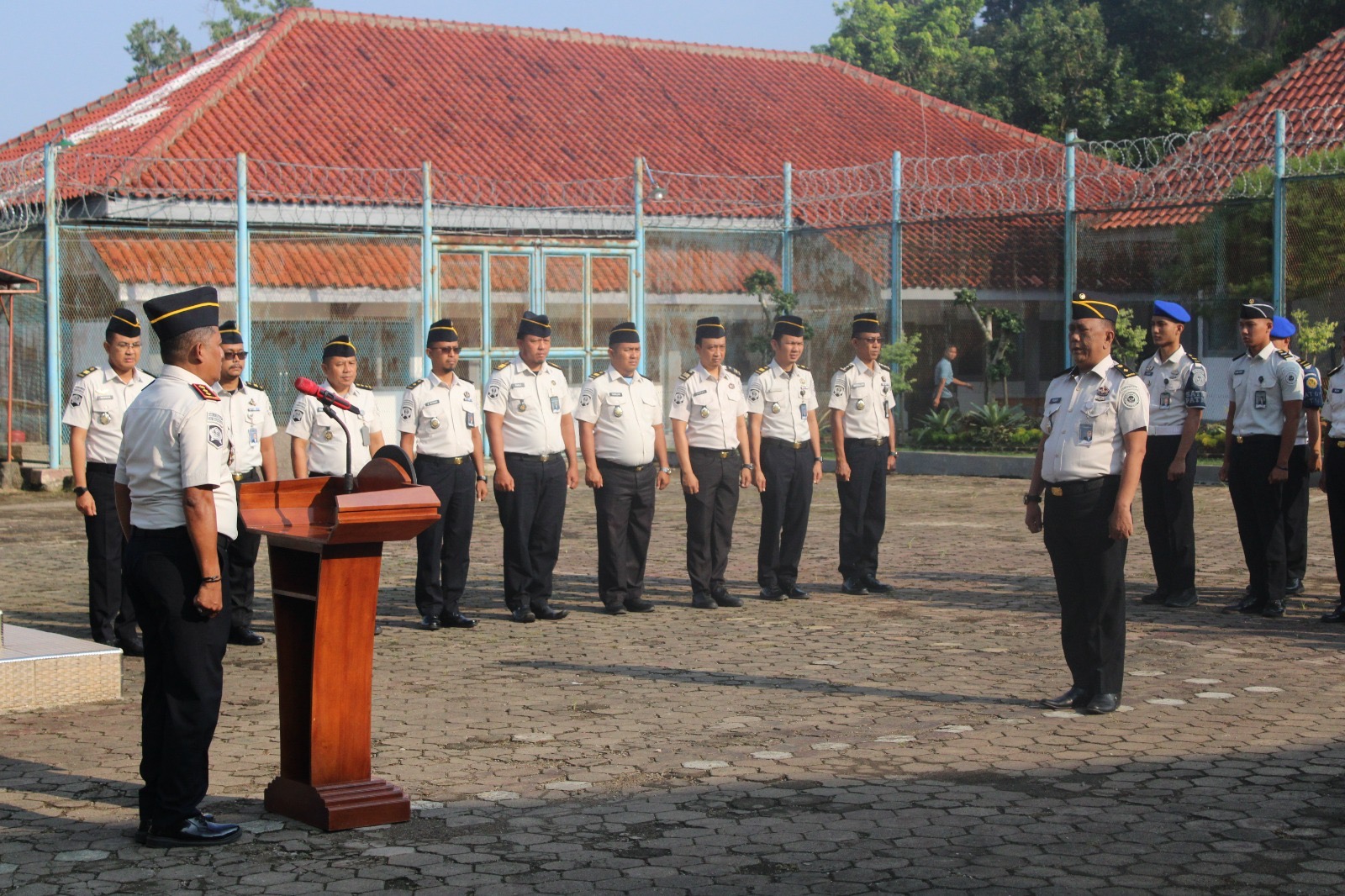 Perdana Pimpin Apel Pagi, Kalapas Ruh Harijadi Tegaskan Komitmen Kinerja dan Pelayanan Prima