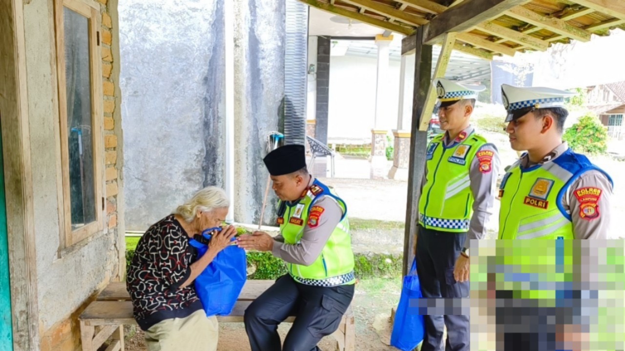 Sat Lantas Polres Waykanan Membagikan Sembako Sebagai Program Jum’at Berkah